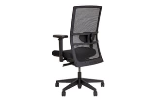 Zwarte ergonomische bureaustoel met netrug, zwarte zitting, verstelbare armleuningen en wieltjes op vijfpunts onderstel.