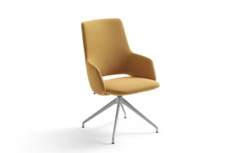 Gele draaibare vergaderstoel met armsteunen en grijs aluminium kruispotenonderstel tegen witte achtergrond.