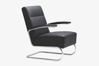 Zwarte leren fauteuil met chromen buisframe en gebogen armleuningen, modernistisch design op witte achtergrond.
