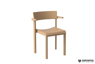 Houten stoel met armleuningen, naturel kleur, met houten zitting en rugleuning, geïsoleerd op witte achtergrond.