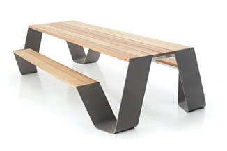Picknicktafel met houten zitblad en tafelblad, donkergrijze metalen V-vormige poten, geschikt voor binnen- en buitenruimtes.