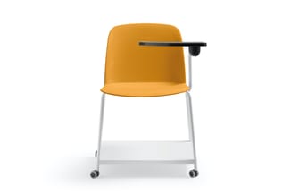 Gele kantoorstoel met witte metalen poten en wieltjes, voorzien van zwarte schrijftablet aan de rechterzijde.