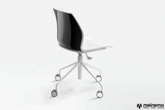 Moderne bureaustoelmet zwart-wit design, wielen en gasveer op vijfpotig onderstel, in kantooromgeving.