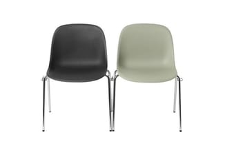 Twee stapelstoelen met kunststof zitting, zwart en groen, op metalen frame.
