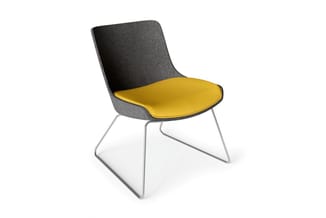 Moderne stoel met geel zitgedeelte, donkergrijs ruggedeelte en metalen onderstel in zilverkleurig design.