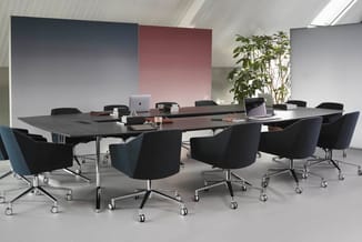 Moderne vergaderruimte met de Temo, een grote, donkerhouten boardroomtafel, omringd door zwarte gestoffeerde bureaustoelen op wielen