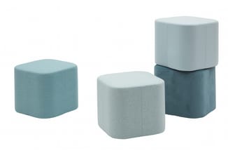 Drie gestoffeerde poefjes in grijs-blauwe tinten met afgeronde rechthoekige vorm, in verschillende hoogtes gerangschikt.