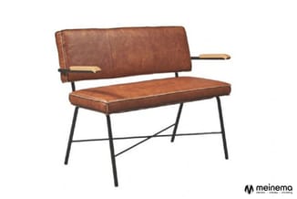 Bruine lederen bank met armleuningen, zwart metalen frame en doorlopende zitting, modern design.