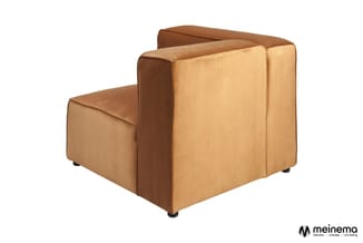 Moderne fauteuil in camel en donkerbruin leer met afgeronde vormen en zwarte pootjes, geïsoleerd tegen witte achtergrond.