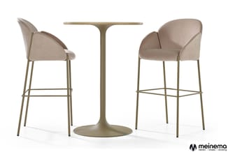 Beige barstoel met metalen frame en voetsteun naast ronde tafel met centrale poot, samen met bijpassende barstoel.