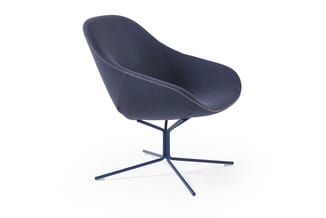 Moderne draaistoel met donkerblauwe bekleding, schaal-achtig zitoppervlak en vier-poten voetkruis in donkerblauw.