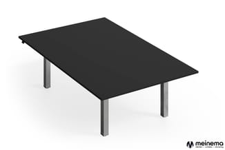 Vergadertafel met zwart blad en vier grijze metalen poten, isometrisch weergegeven tegen witte achtergrond.