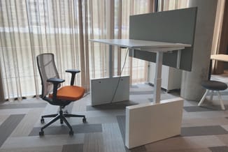 Active.T elektrisch verstelbaar zit-sta bureau met wit wangpoot onderstel en grijs akoestisch privacyscherm