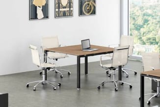 Moderne vergaderruimte met rechthoekige tafel in hout en zwart onderstel, twee beige bureaustoelen met wielen, laptop, raam m