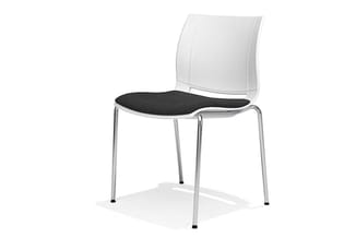 Moderne kantoorstoel met wit kunststof rug, zwart stoffen zit, en chromen vierpoot onderstel op witte achtergrond.
