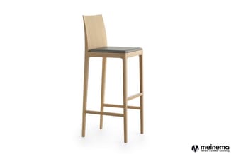 Houten barkruk met hoge rugleuning, zwart zitje en voetsteun, natuurlijke houtafwerking tegen witte achtergrond.