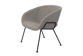 Grijze stoel met afgeronde kuipvorm, zwart metalen pootframe, frontaanzicht tegen witte achtergrond.