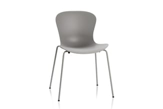 Grijze moderne stoel met gevormd kunststof zit- en rugleuning, metalen frame met vier poten op witte achtergrond.
