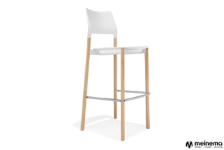 Barkruk met witte kunststof zitting en rugleuning, houten poten en metalen voetsteun, tegen witte achtergrond.