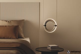 Slaapkamer met houten bed met beige beddengoed, geribde wandafwerking, zwart rond bijzettafeltje met boeken en ronde verlicht