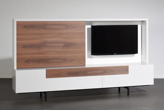 Wit tv-meubel met houten frontpanelen in noten, ingebouwde wandmontage voor flat-screen televisie, open en gesloten opbergvak
