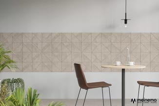Minimalistisch interieur met ronde houten tafel, bruine stoel, grijze wandpanelen met grafisch patroon en hangende zwarte lam