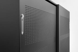 Zwarte kast met perforated metalen deurpaneel en zilveren hendelslot, perspectief opname.