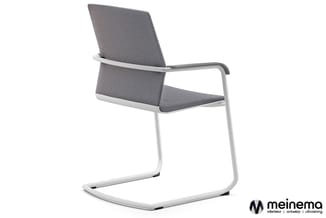 Grijze kantoorstoel met witte metalen U-vormige frame en armleuningen, zijkant weergegeven.
