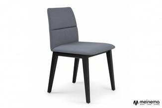 Grijze stoel met gestoffeerde zitting en rugleuning, zwart houten frame met vier poten, modern design.