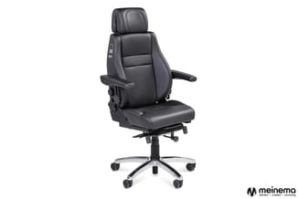Zwarte ergonomische bureaustoel met leren bekleding, verstelbare hoofdsteun, armleuningen en metallic voetje op wieltjes.