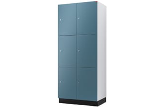 Hoge kastenwand met zes grijsblauwe deuren, witte zijkanten, zwarte sokkel en zilverkleurige slot-/handgrepen.