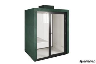 Groene akoestische belcel met zwart frame, glazen deur en zijwanden, wit interieur, geschikt voor concentratiewerk.
