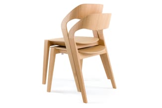 Twee houten stoelen met gebogen rugleuning en houten zitting, gestapeld tegen elkaar, natuurlijk houtkleur, op witte achtergr