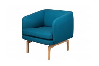 Turquoise fauteuil met afgeronde vormen, zitcushion en houten poten in natuurlijke tint, tegen witte achtergrond.