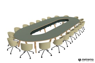 Ovale vergadertafel in grijs met houten onderstel, omgeven door beige gestoffeerde vergaderstoelen op zwart onderstel met wie