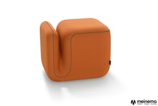 Oranje gepolsterde loungestoel met cylindrische armsteun, gestitched details, logo meinema onderaan rechts.