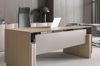 Moderne bureaustoel met houten blad en witte fronten, voorzien van laptop, lamp en accessoires in minimalistisch kantoorinter
