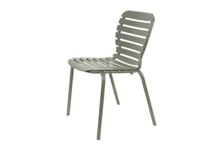 Groene aluminium stoel met horizontale latten in rug en zitting, op vier poten, tegen witte achtergrond.