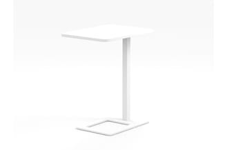 Witte bijzettafel met vierkant blad en slanke middenvoet op rechthoekig grondvlak.