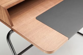 Houten bureau met grijze mousepad, zwart stalen frame en opbergvak, detail bovenaanzicht.