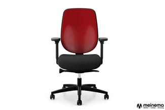 Rode en zwarte ergonomische bureaustoel met armleuningen en wieltjes op zwart onderstel, frontaal gefotografeerd.