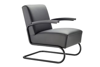 Grijze leren loungefauteuil met zwarte metalen buisvormige onderstel en gebogen armleuningen.