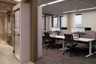 Modern kantoor met twee witte bureaus, zwarte ergonomische stoelen, beige akoestische scheidingswanden en grote ramen met uit