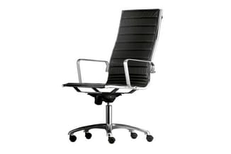 Zwarte bureaustoel met hoge rug, horizontale banden, chromen frame en armleuningen, wielen, kantooromgeving.