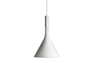 Hangende kegelvormige pendellamp in licht grijs beton met spikkels, aan grijs snoer tegen witte achtergrond.