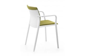 Witte design stoel met groene zitting en rugleuning, armsteunen, vier poten.