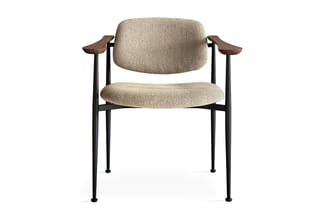 Kantoorstoel met beige geweven zitting en rug, donkerbruine houten armleuningen en zwart metalen frame.
