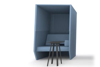 Blauwe akoestische belcel met ergonomisch zitgedeelte, houten tafelblad en donkere poten, gesloten bovenkant met lamellen.