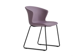 Paarse stoel met gepolsterde zitting en rugleuning, zwart stalen frame met sledepoten, modern design.