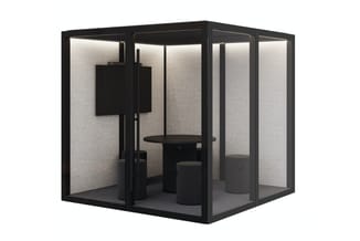 Zwarte akoestische belcel met grijze geluiddempende wanden, ronde zwarte tafel, stoel en scherm aan de binnenkant.